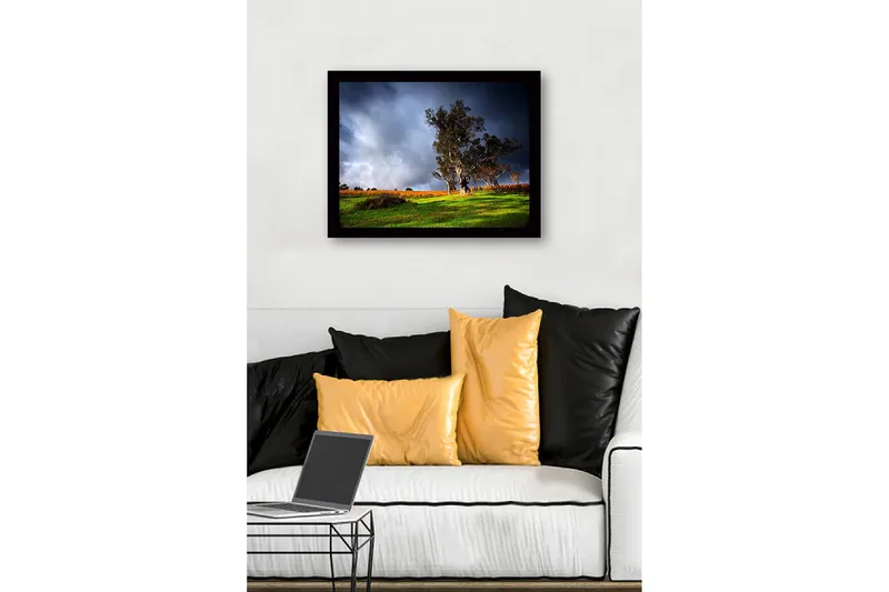Kehystetty puukangas - 41x56 cm - Majesteettinen tammi dramaattisessa maisemassa - Tummanvihreä / Harmaa / Oranssi - Sisustustuotteet - Taulu & taide