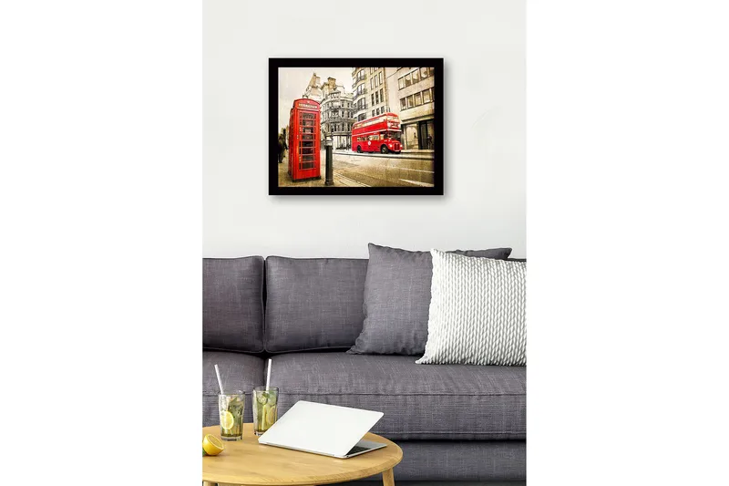 Kehystetty puutaulu - 41x56 cm - Punainen puhelinkoppi kaupunkiympäristössä ja liikkuva kaksikerroksinen bussi - Punainen / Harmaa / Beige - Sisustustuotteet - Taulu & taide