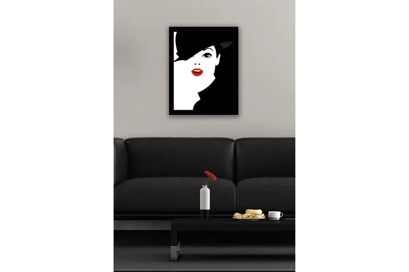 Kehystetty puinen canvas-taulu - 41x56 cm - Tyylitelty muotokuva naisesta hattu ja punainen huulipuna - Musta / Valkoinen / Punainen - Sisustustuotteet - Taulu & taide