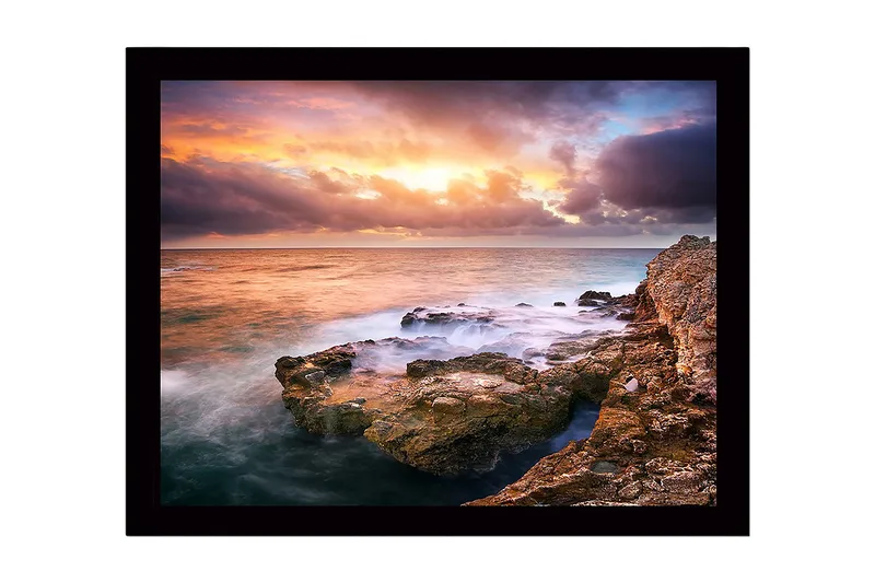 Kehystetty puutaulu canvasille - 41x56 cm - Upea auringonlasku meren yllä kalliomuodostelmien edessä, Oranssi / Sininen / Harmaa