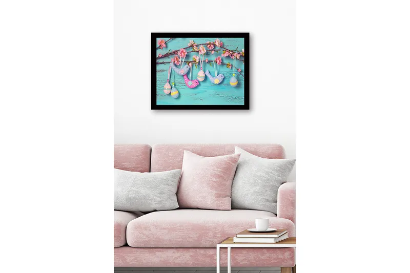 Kehystetty puutaulu canvasille - 41x56 cm - Värikkäät pääsiäiskoristeet roikkuvat oksalla kukkien kanssa - Vaaleansininen / Vaaleanpunainen / Keltainen - Sisustustuotteet - Taulu & taide