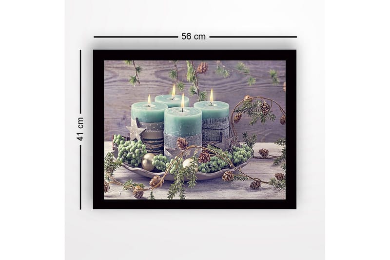 Kehystetty puutaulu canvasille - 41x56 cm - Talvikoristeena sytytettyjä kynttilöitä kuusenoksilla ja käpyillä - Vihreä / Vaaleansininen / Beige - Sisustustuotteet - Taulu & taide
