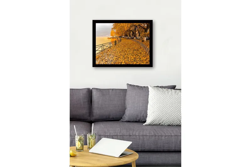 Kehystetty puutaulu canvasille - 41x56 cm - Kultainen syksyn maisema järven rannalla lehtien kanssa maassa - Kultaoranssi / Tummankeltainen / Harmaa - Sisustustuotteet - Taulu & taide