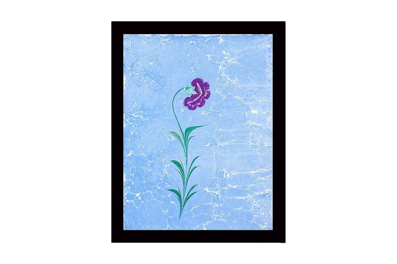 Kehystetty puutaulu canvasille - 41x56 cm - Violetti kukka vihreillä lehdillä vaaleansinisellä pohjalla, Violetti / Vihreä / Vaaleansininen