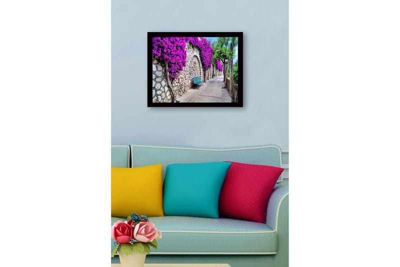 Kehystetty puutaulu canvasille - 41x56 cm - Kaunis kävelytie, jossa bougainvillea koristaa kivimuuria - Violetti / Vihreä / Beige - Sisustustuotteet - Taulu & taide