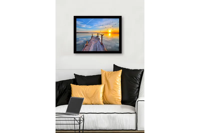Kehystetty puutaulu canvasille - 41x56 cm - Auringonlasku rauhallisen järven yllä laiturin ja lentävien lintujen kanssa - Oranssi / Sininen / Harmaa - Sisustustuotteet - Taulu & taide