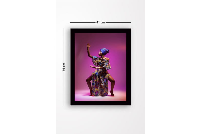 Kehystetty puutaulu canvasille - 41x56 cm - Elegantti nainen värikkäissä perinnevaatteissa voimakkaassa poseerauksessa - Violetti / Sininen / Kulta - Sisustustuotteet - Taulu & taide