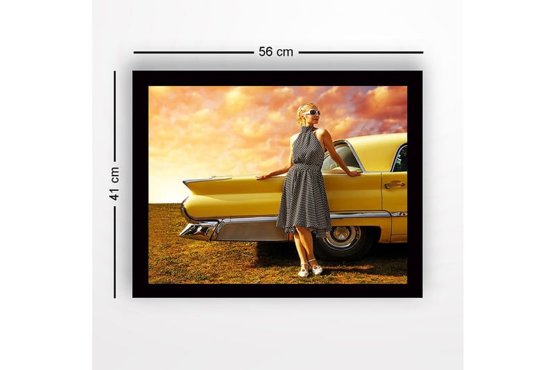 Kehystetty puinen canvas-taulu - 41x56 cm - Nainen pilkullisessa mekossa nojaa vanhaan autoon - Keltainen / Musta / Valkoinen - Sisustustuotteet - Taulu & taide