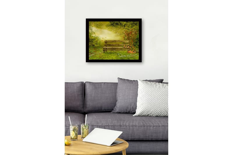 Kehystetty puutaulu canvasille - 41x56 cm - Penkki rehevässä puutarhassa kukkien ja perhosten ympäröimänä - Vihreä / Ruskea / Keltainen - Sisustustuotteet - Taulu & taide