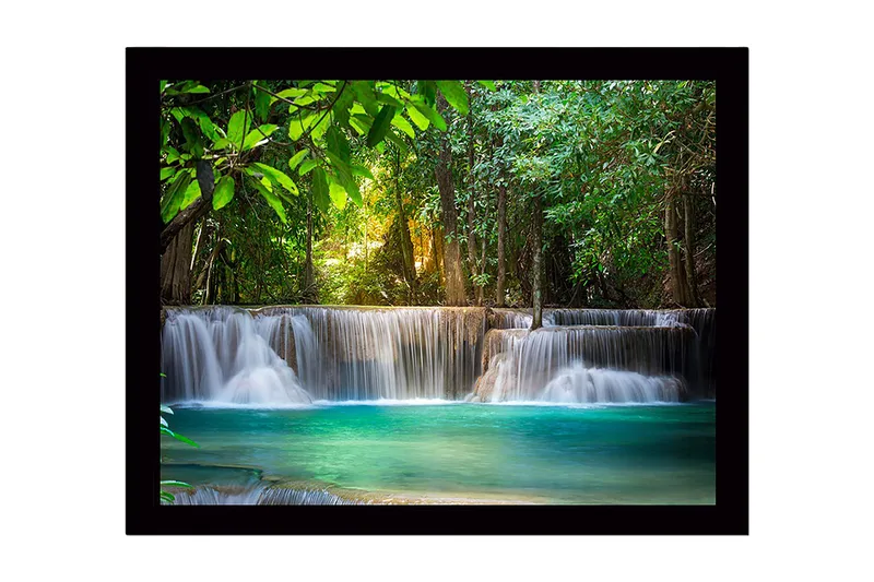 Kehystetty puutaulu canvasille - 41x56 cm - Kaunis vesiputous rehevässä metsäympäristössä, Vihreä / Turkoosi / Ruskea