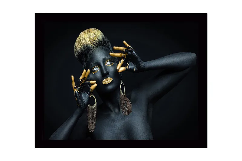 Kehystetty puukangas - 41x56 cm - Taideteos, jossa on mustalla vartalomaalilla ja kultaisilla yksityiskohdilla varustettu nainen, Musta / Kulta / Ruskea