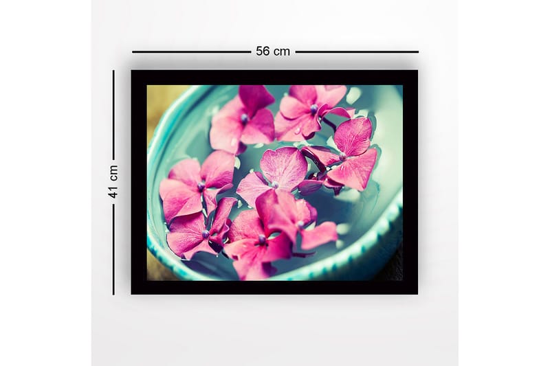 Kehystetty puutaulu canvasille - 41x56 cm - Vaaleanpunaiset kukat kelluvat vesikulhossa - Vaaleanpunainen / Turkoosi / Vihreä - Sisustustuotteet - Taulu & taide