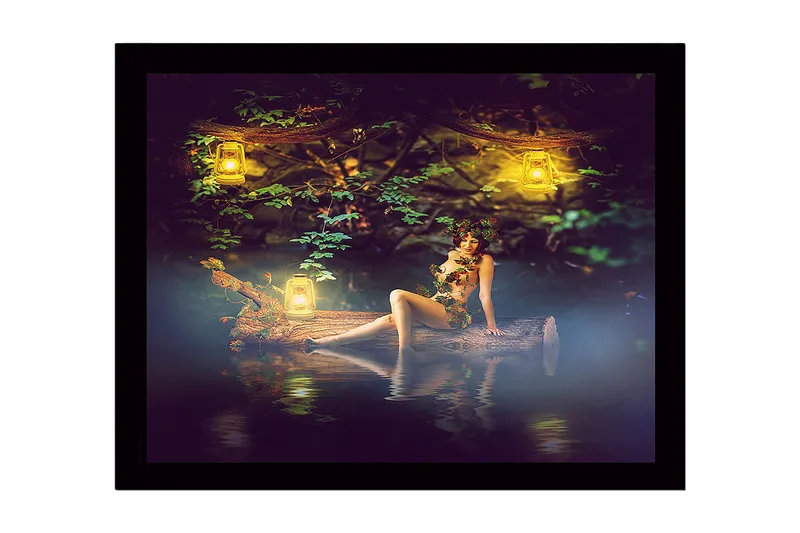 Kehystetty puutaulu canvasille - 41x56 cm - Salaperäinen nainen kynttilänvalossa luonnonkauniissa ympäristössä, Vihreä / Keltainen / Ruskea