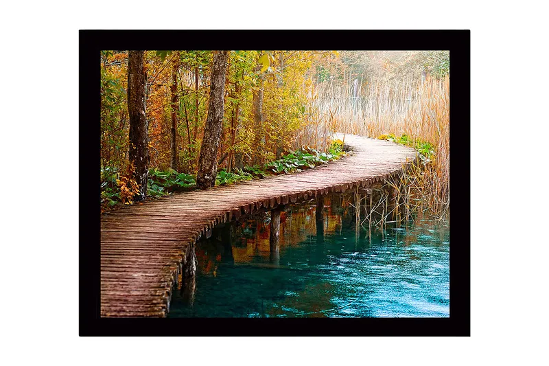 Kehystetty puinen canvas-taulu - 41x56 cm - Kaunis puinen silta kiemurtelee syksyisen metsän läpi - Vihreä / Oranssi / Sininen - Sisustustuotteet - Taulu & taide