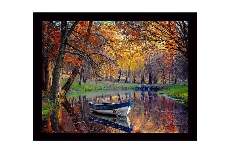 Kehystetty puutaulu canvas-taululla - 41x56 cm - Vene kelluu hiljaa peilimäisessä järvessä syksyn väristen puiden ympäröimänä, Oranssi / Vihreä / Sininen