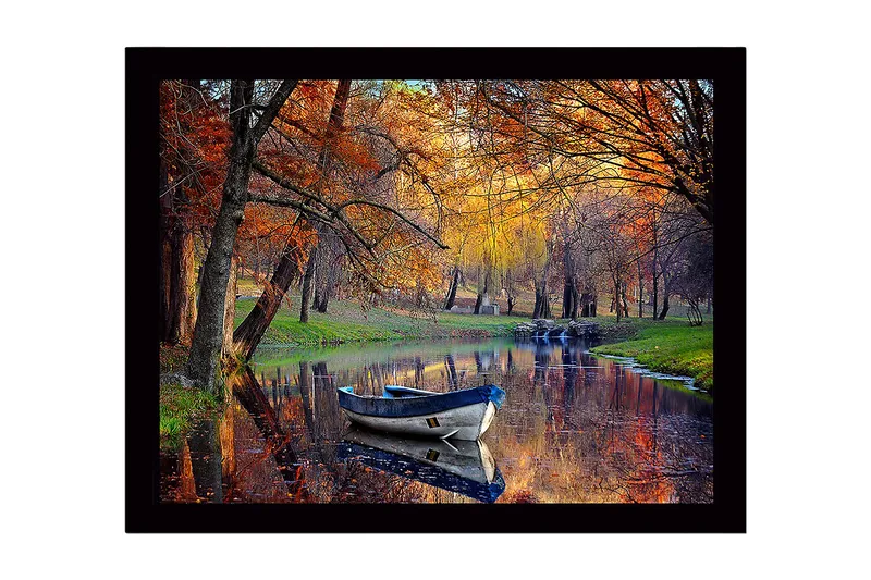 Kehystetty puutaulu canvas-taululla - 41x56 cm - Vene kelluu hiljaa peilimäisessä järvessä syksyn väristen puiden ympäröimänä, Oranssi / Vihreä / Sininen