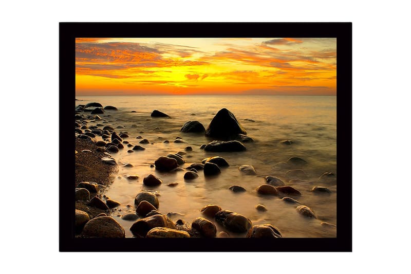 Kehystetty puutaulu canvasille - 41x56 cm - Auringonlasku kivisen rannan yllä tyynessä vedessä, Oranssi / Tummanharmaa / Kulta