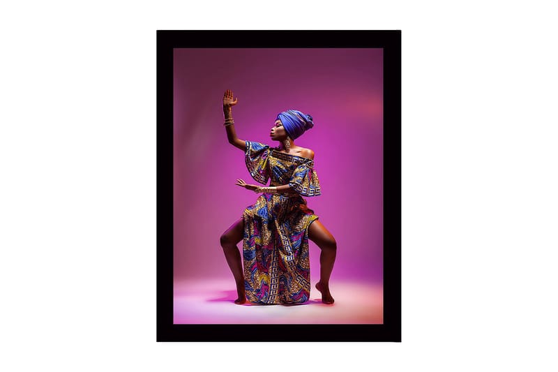 Kehystetty puutaulu canvasille - 41x56 cm - Elegantti nainen värikkäissä perinnevaatteissa voimakkaassa poseerauksessa, Violetti / Sininen / Kulta