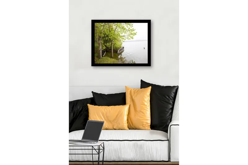 Kehystetty puutaulu canvasille - 41x56 cm - Rauha järven rannalla veneiden ja rehevien puiden keskellä - Vihreä / Ruskea / Harmaa - Sisustustuotteet - Taulu & taide