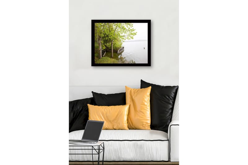 Kehystetty puutaulu canvasille - 41x56 cm - Rauha järven rannalla veneiden ja rehevien puiden keskellä - Vihreä / Ruskea / Harmaa - Sisustustuotteet - Taulu & taide