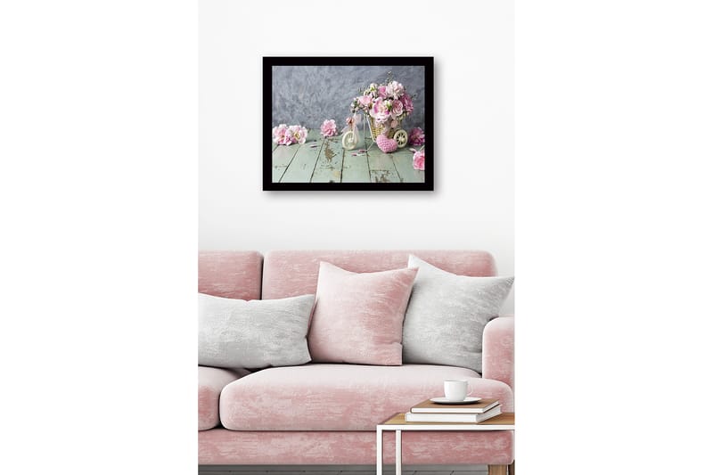 Kehystetty puutaulu canvasille - 41x56 cm - Värikäs kukkakimppu korissa puupinnalla - Vaaleanpunainen / Vihreä / Beige - Sisustustuotteet - Taulu & taide