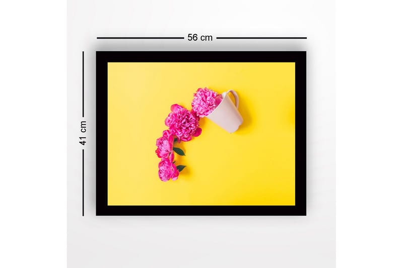 Kehystetty puinen canvas-taulu - 41x56 cm - Vaaleanpunaiset pionit valkoisesta kupista keltaisella pohjalla - Vaaleanpunainen / Keltainen - Sisustustuotteet - Taulu & taide