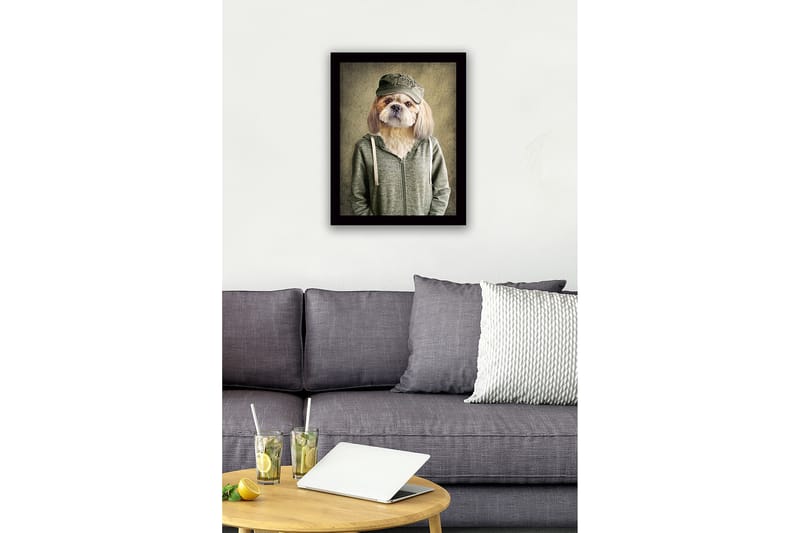 Kehystetty puutaulu canvasille - 41x56 cm - Koira vaatteissa ja myssyssä humoristisessa muotokuvatyylissä - Vihreä / Beige / Ruskea - Sisustustuotteet - Taulu & taide