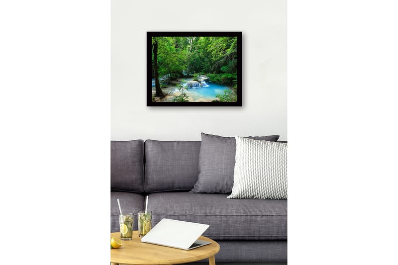 Kehystetty puutaulu canvasille - 41x56 cm - Kaunis vesiputous rehevässä metsäympäristössä - Vihreä / Sininen / Beige - Sisustustuotteet - Taulu & taide