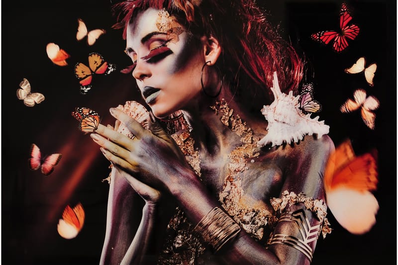 Taulu Woman with butterflies Ruskea - 120x80 cm - Sisustustuotteet - Taulu & taide