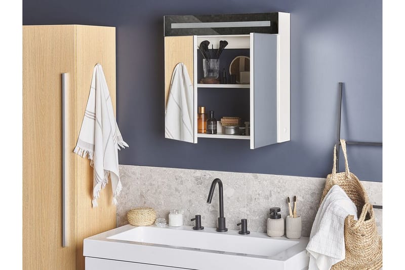 Kylpyhuonekaappi Bucalemo 60 cm Peili LED-valaistuksella - Valkoinen - Talo & remontointi - Keittiö & kylpyhuone - Kylpyhuone - Kylpyhuonekalusteet - Peilikaapit