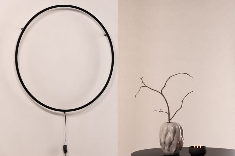 Seinäplafondi Sörmjöle x Josefin Lustig 100 cm - Musta - Valaistus - Sisävalaistus & lamput - Seinävalaisimet - Seinäplafondi